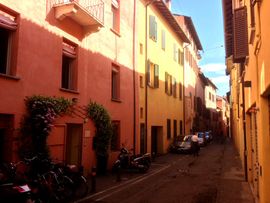 Gasse in Bologna, Toskana